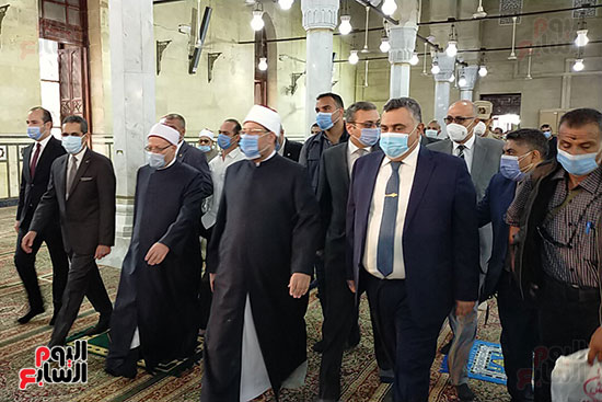 وزير الأوقاف ومفتى الجمهورية يصلان مسجد سيدى أحمد البدوى بطنطا (5)