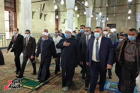 وزير الأوقاف ومفتى الجمهورية يصلان مسجد سيدى أحمد البدوى بطنطا (3)
