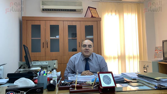 مدير جهاز تنمية المشروعات الصغير والمتوسطة فرع البحر الأحمر مع محرر اليوم السابع (1)