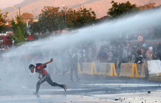 اطلاق مدافع المياه لتفريق المحتجين