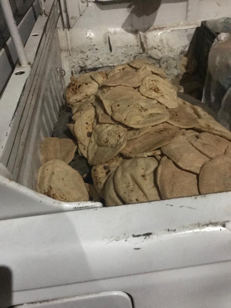 خبز بلدي قبل بيعه بالسوق السوداء