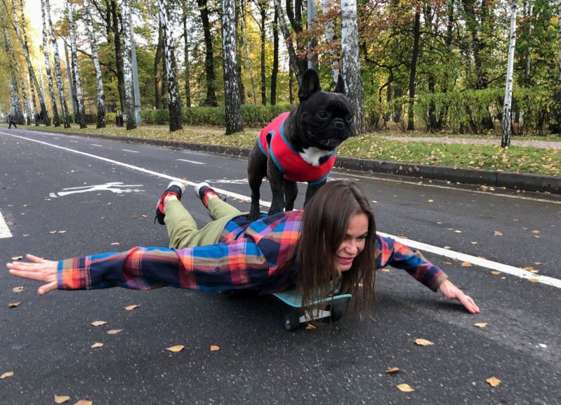 الكلب نورد بوس يتزلج مع صاحبته الروسية