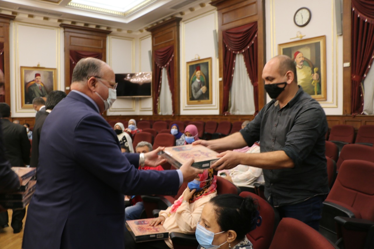 محافظ القاهرة يوزع علب الحلوى على موظفى الديوان العام (1)
