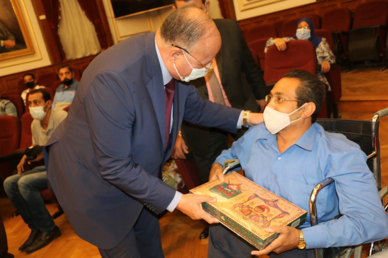 محافظ القاهرة يوزع علب الحلوى على موظفى الديوان العام (5)