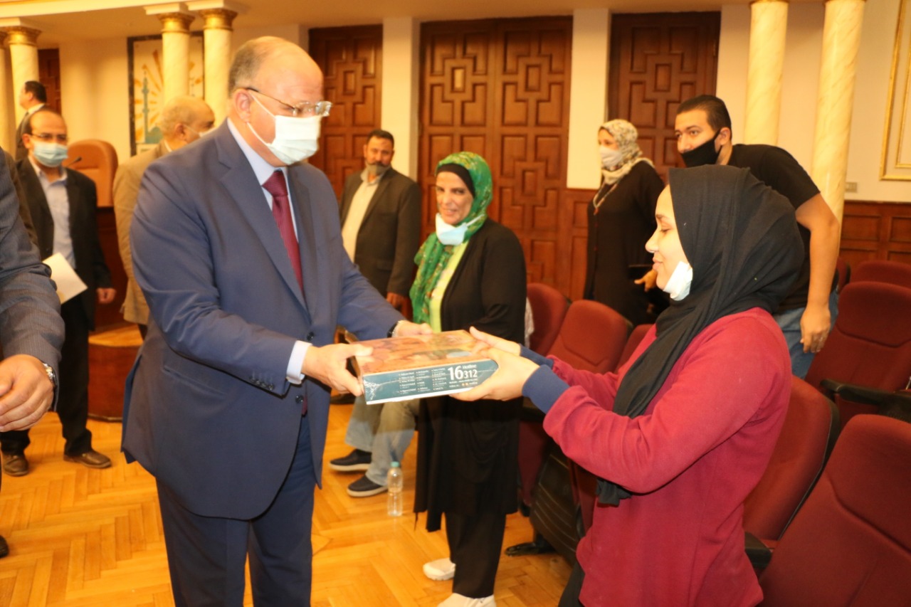 محافظ القاهرة يوزع علب الحلوى على موظفى الديوان العام (4)