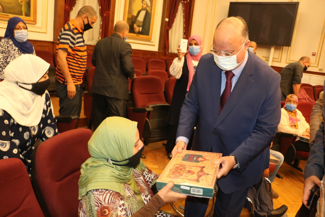محافظ القاهرة يوزع علب الحلوى على موظفى الديوان العام (3)
