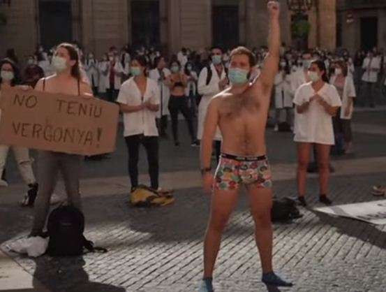 اطباء يتظاهرون بالملابس الداخلية فى برشلونة