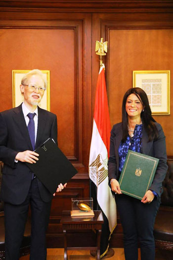 الدكتورة رانيا المشاط وزيرة التعاون الدولي وماساكى نوكي سفير اليابان بالقاهرة (1)
