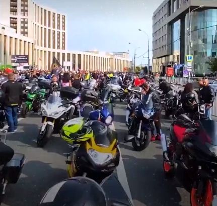 الدراجات النارية تجوب موسكو