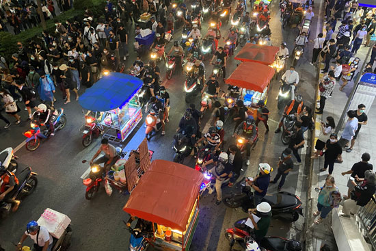2020-10-21T163743Z_2062551978_RC24NJ9KB47V_RTRMADP_3_THAILAND-PROTESTS-FOOD-CARTS