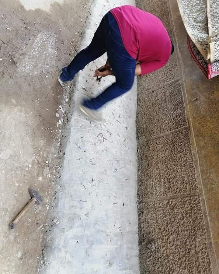 جانب من ازالة المسامير رئيس مدينة ميت غمر يغرم سيدة 400 جنيه لتثبيتها مسامير أمام منزلها .. صور