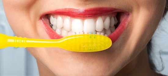 وصفات طبيعية لتنظيف وتبيض الأسنان