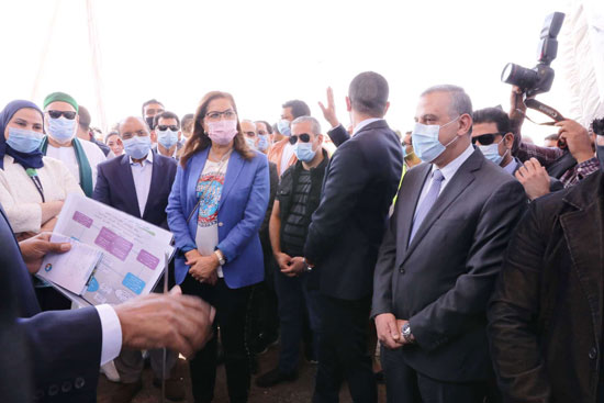 4 من الوزراء فى سوهاج لمتابعة مشروعات برنامج التنمية المحلية لصعيد مصر (43)