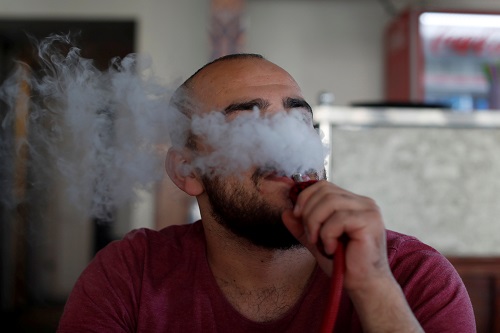 شاب فلسطيني يدخن الشيشة في رام الله