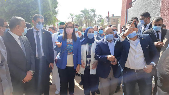 4 من الوزراء فى سوهاج لمتابعة مشروعات برنامج التنمية المحلية لصعيد مصر (11)
