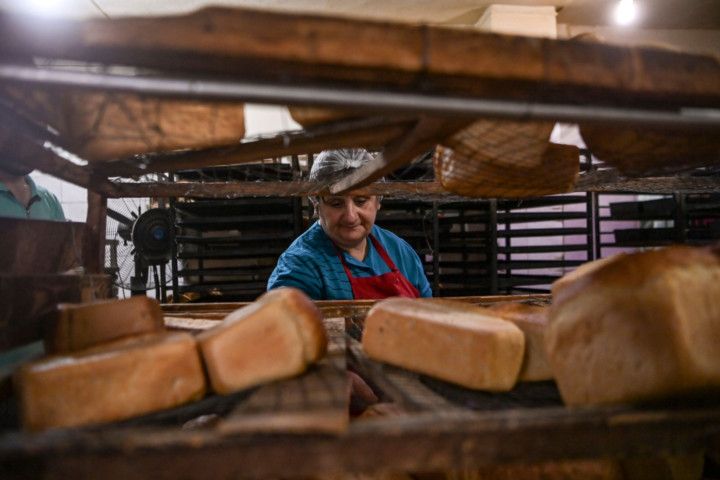 هذه السيدة تعمل 12 ساعة لاعداد الخبز للمدنيين