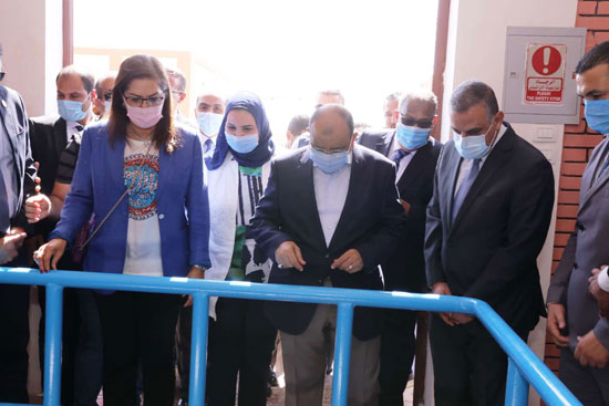 4 من الوزراء فى سوهاج لمتابعة مشروعات برنامج التنمية المحلية لصعيد مصر (34)