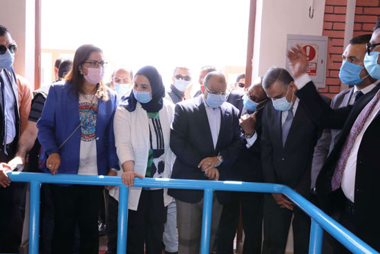 4 من الوزراء فى سوهاج لمتابعة مشروعات برنامج التنمية المحلية لصعيد مصر (55)