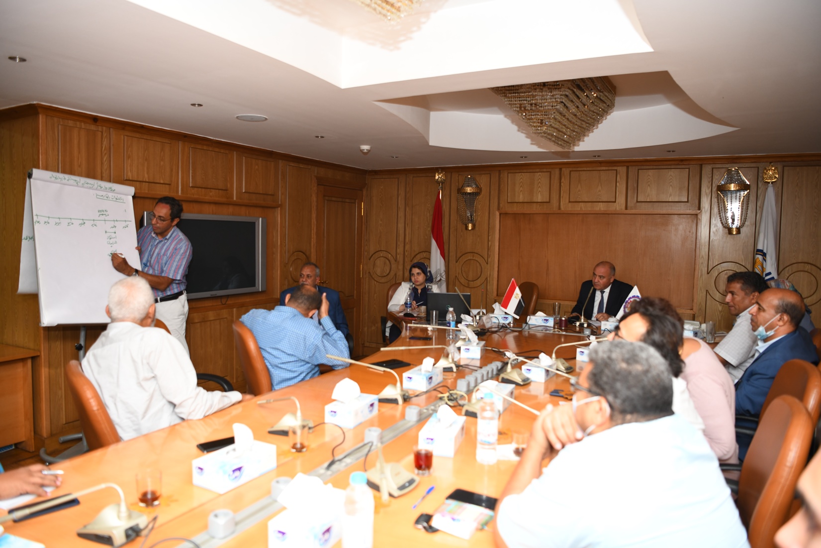 محافظ قنا خلال إجتماعه لمناقشة خطة تطوير كورنيش النيل بمدينة قنا (16)