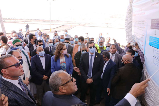 4 من الوزراء فى سوهاج لمتابعة مشروعات برنامج التنمية المحلية لصعيد مصر (40)