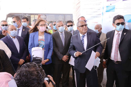 4 من الوزراء فى سوهاج لمتابعة مشروعات برنامج التنمية المحلية لصعيد مصر (36)