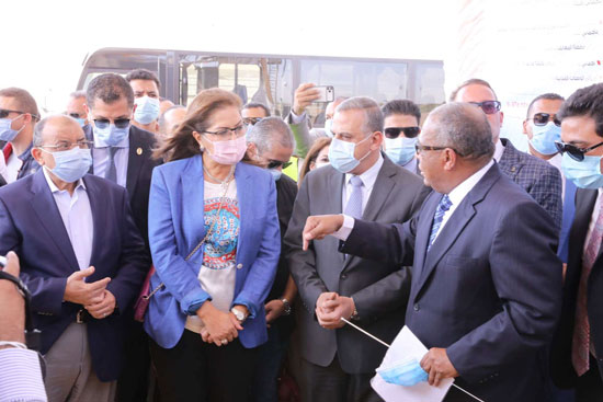 4 من الوزراء فى سوهاج لمتابعة مشروعات برنامج التنمية المحلية لصعيد مصر (26)