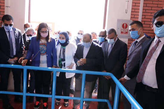 4 من الوزراء فى سوهاج لمتابعة مشروعات برنامج التنمية المحلية لصعيد مصر (35)