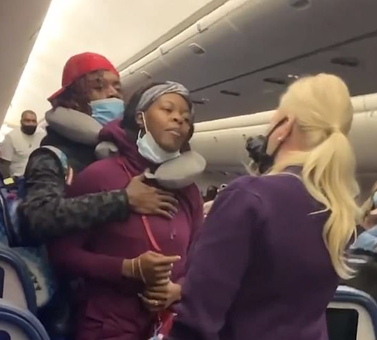 مسافرة أمريكية ترفض ارتداء الكمامة وتضرب المضيفة على الطائرة..فيديو  (2)