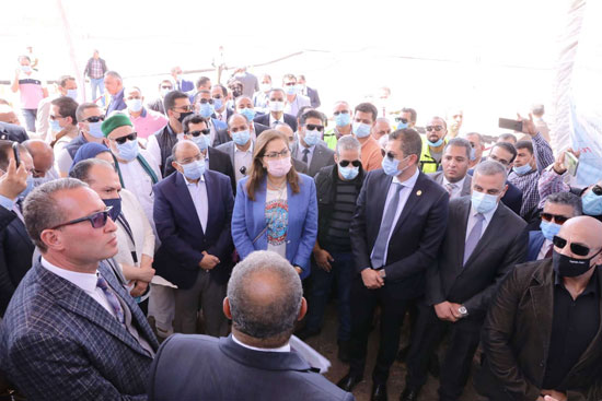 4 من الوزراء فى سوهاج لمتابعة مشروعات برنامج التنمية المحلية لصعيد مصر (46)