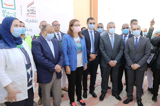 4 من الوزراء فى سوهاج لمتابعة مشروعات برنامج التنمية المحلية لصعيد مصر (25)