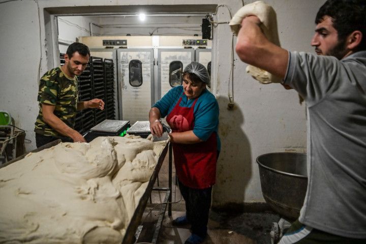 اعداد العجين لصناعة خبز للمتضررين من الحرب