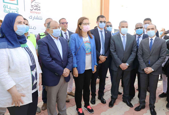 4 من الوزراء فى سوهاج لمتابعة مشروعات برنامج التنمية المحلية لصعيد مصر (23)