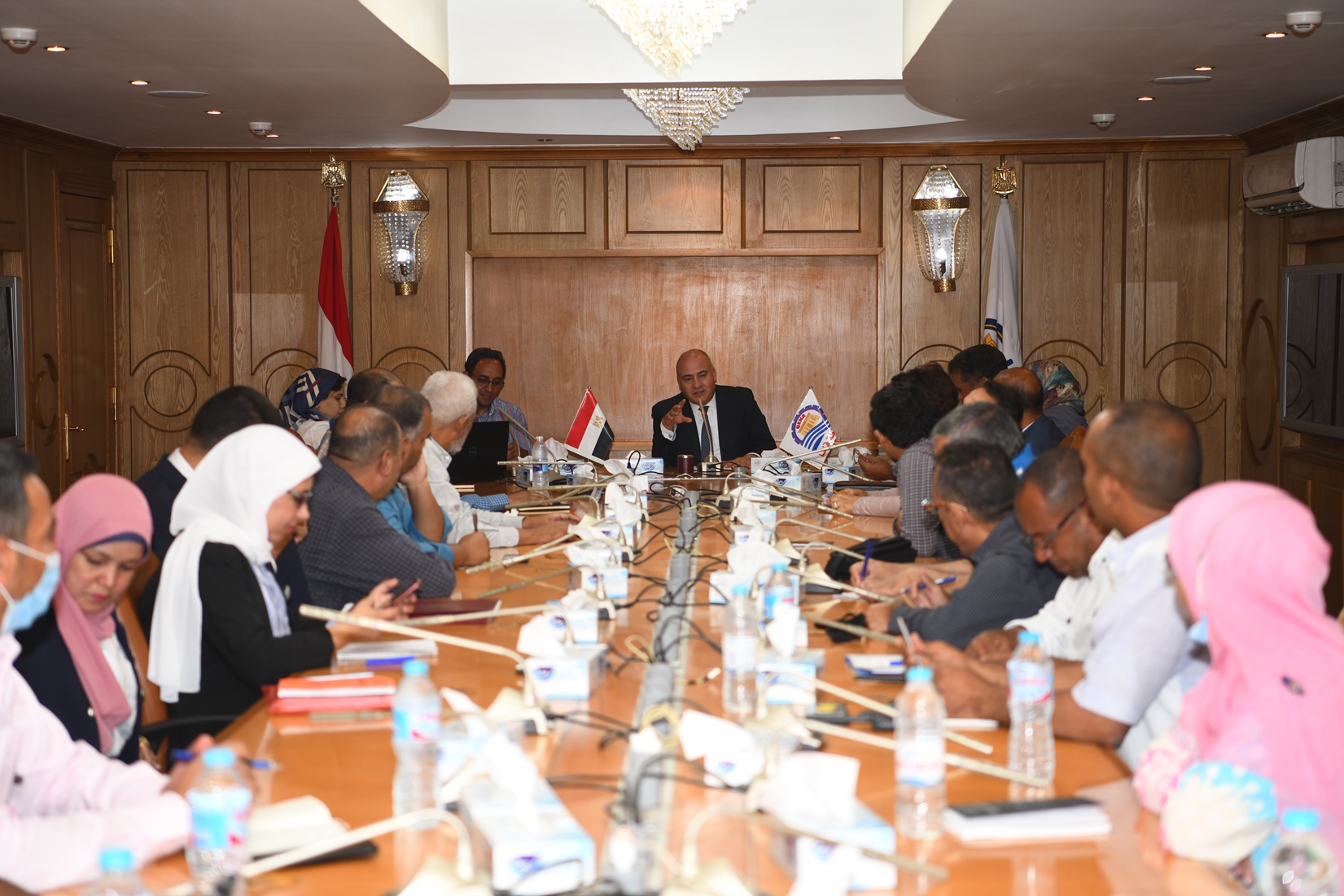 محافظ قنا خلال إجتماعه لمناقشة خطة تطوير كورنيش النيل بمدينة قنا (14)