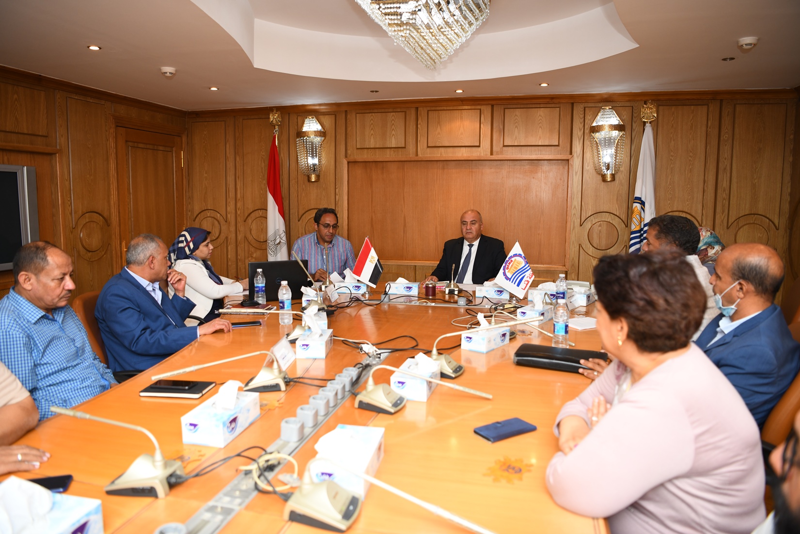 محافظ قنا خلال إجتماعه لمناقشة خطة تطوير كورنيش النيل بمدينة قنا (8)