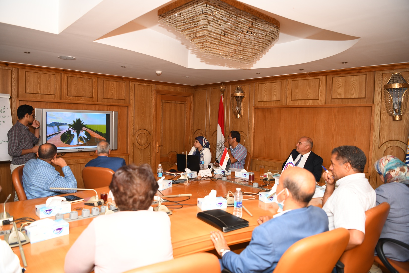 محافظ قنا خلال إجتماعه لمناقشة خطة تطوير كورنيش النيل بمدينة قنا (7)