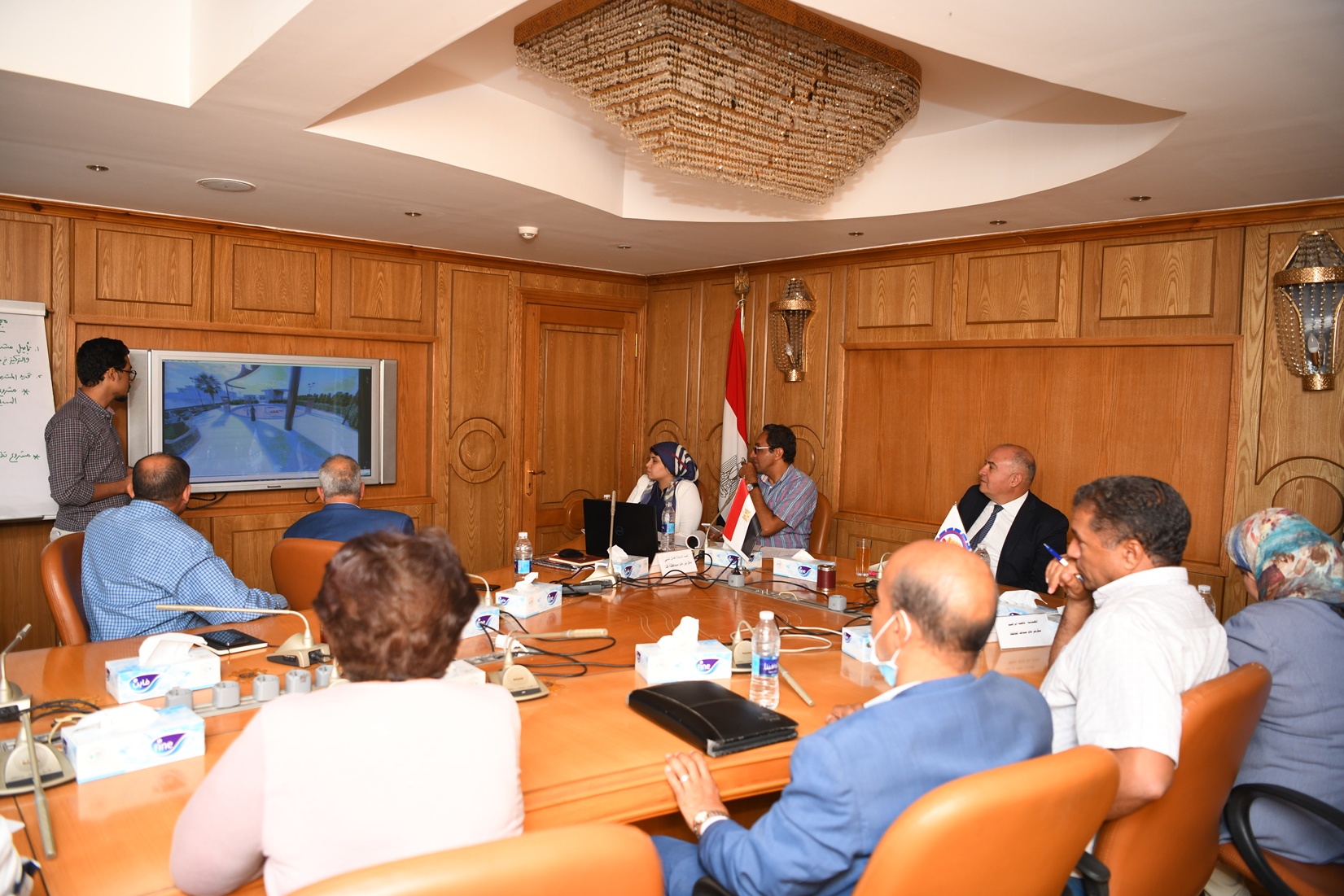 محافظ قنا خلال إجتماعه لمناقشة خطة تطوير كورنيش النيل بمدينة قنا (5)