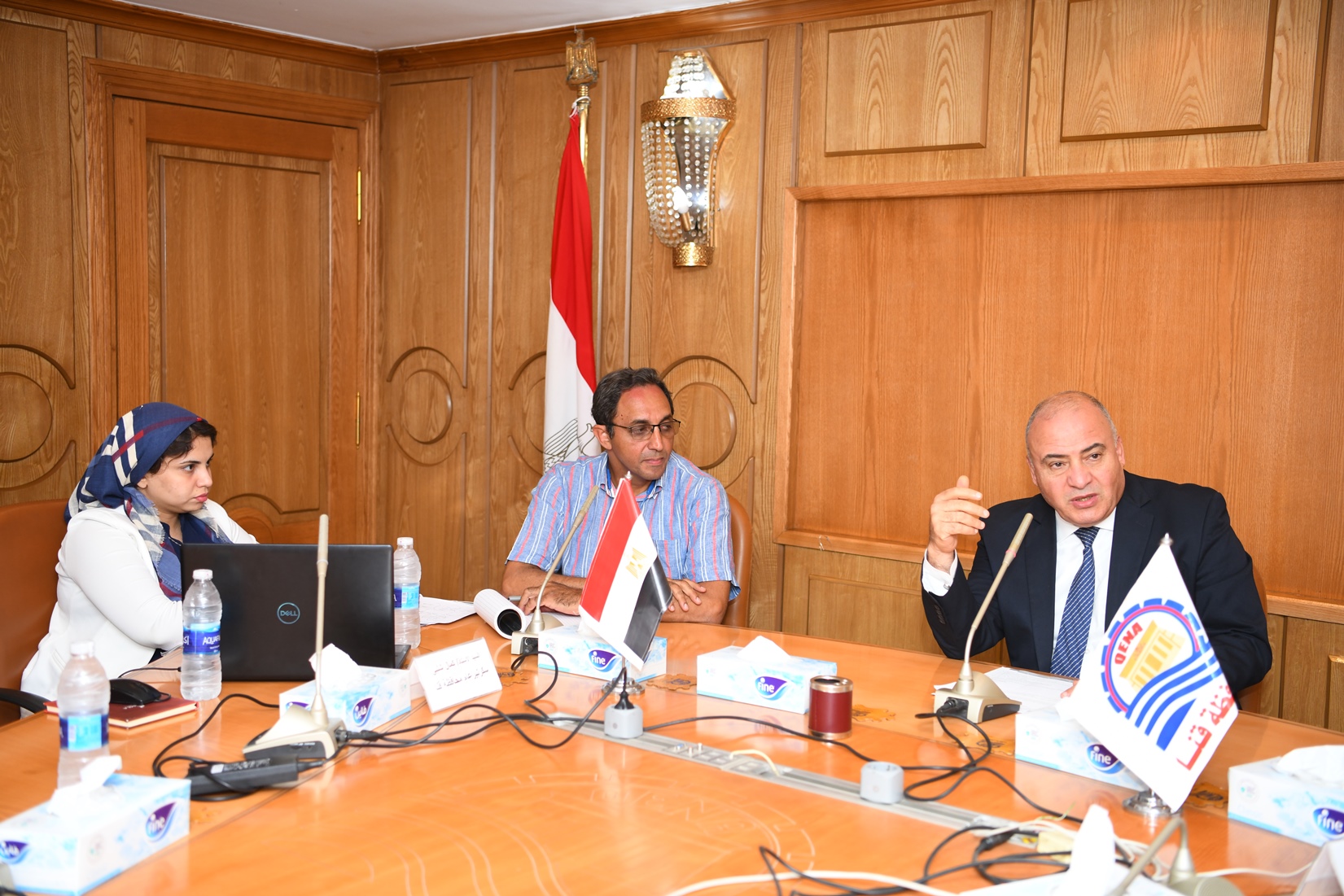 محافظ قنا خلال إجتماعه لمناقشة خطة تطوير كورنيش النيل بمدينة قنا (4)