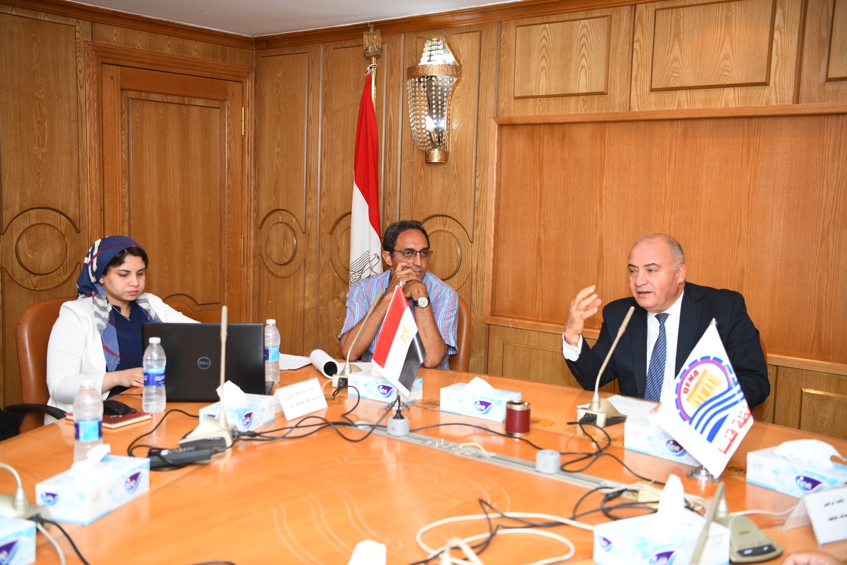محافظ قنا خلال إجتماعه لمناقشة خطة تطوير كورنيش النيل بمدينة قنا (3)
