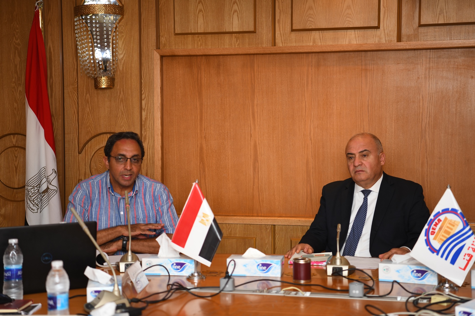 محافظ قنا خلال إجتماعه لمناقشة خطة تطوير كورنيش النيل بمدينة قنا (2)