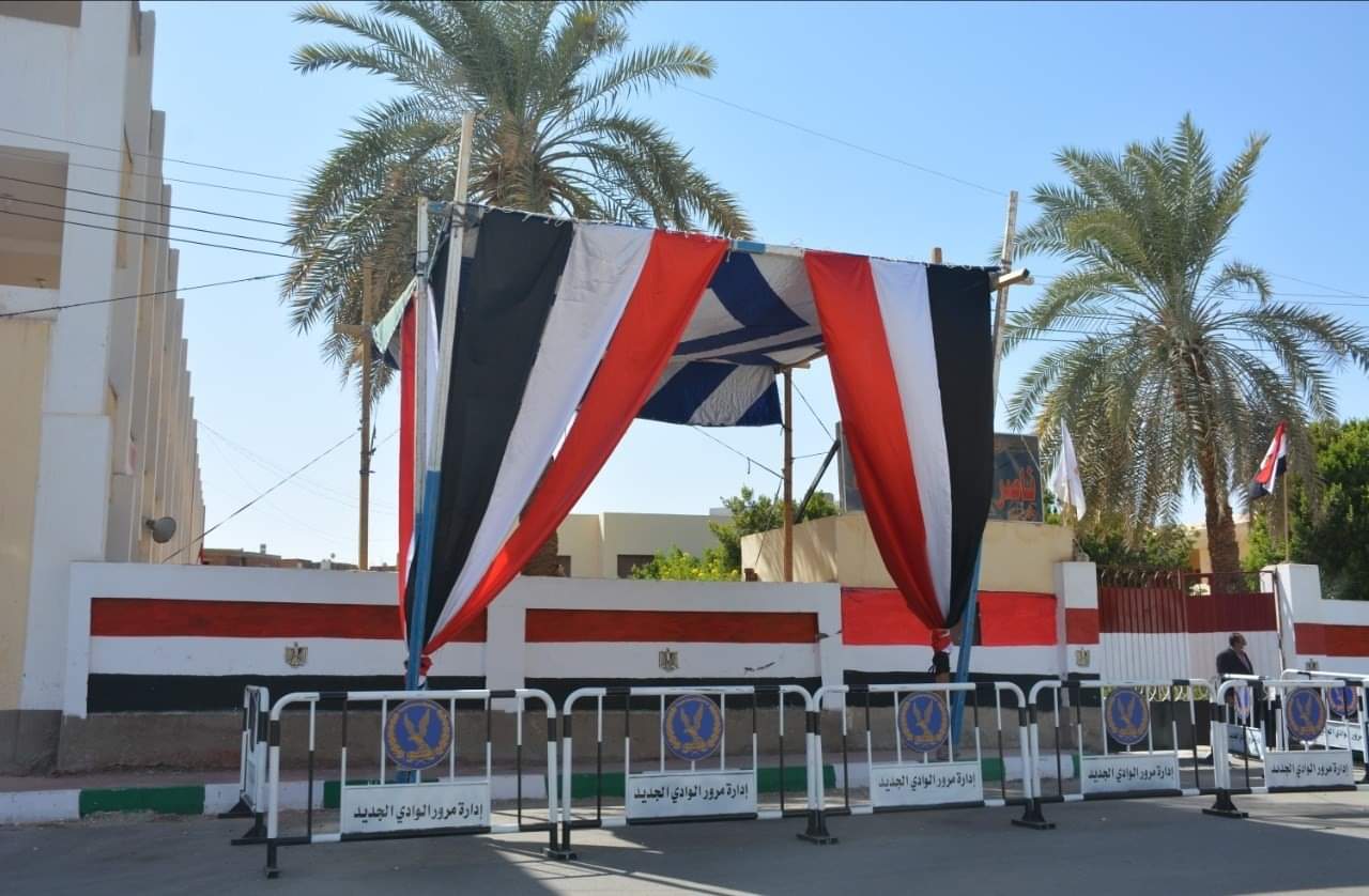 محافظ الوادي الجديد يتفقد تجهيزات اللجان الإنتخابية بمدينة الخارجة  (2)