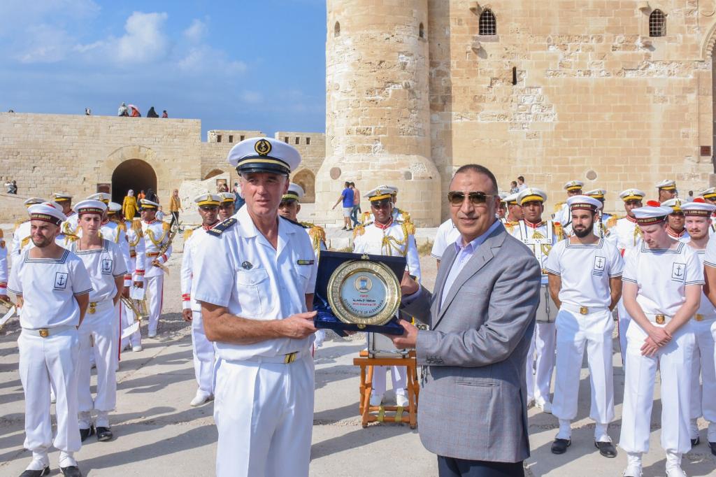 محافظ الإسكندرية يشهد حفل الفرقة الموسيقية للأسطول القومي الفرنسي بقلعة قايتباى  (4)