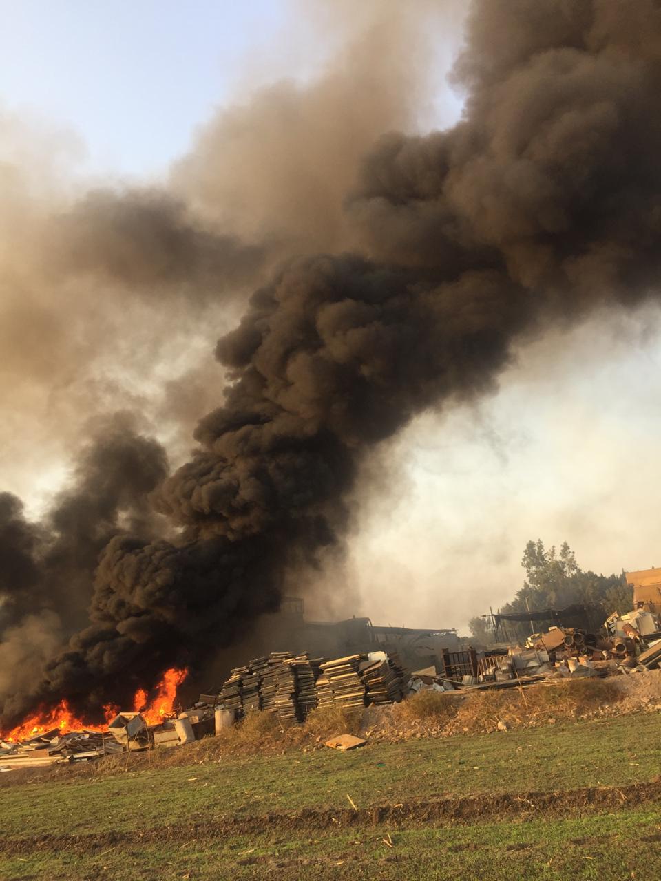 حريق هائل بشونة خردة بطريق  زفتي - طنطا  في الغربية  (4)