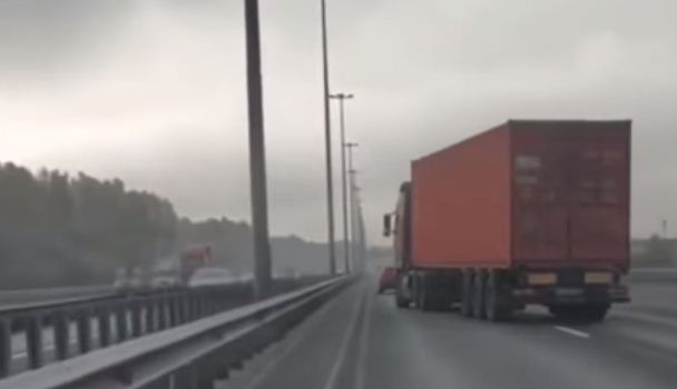 الشاحنة الروسية قبل اصطدامها