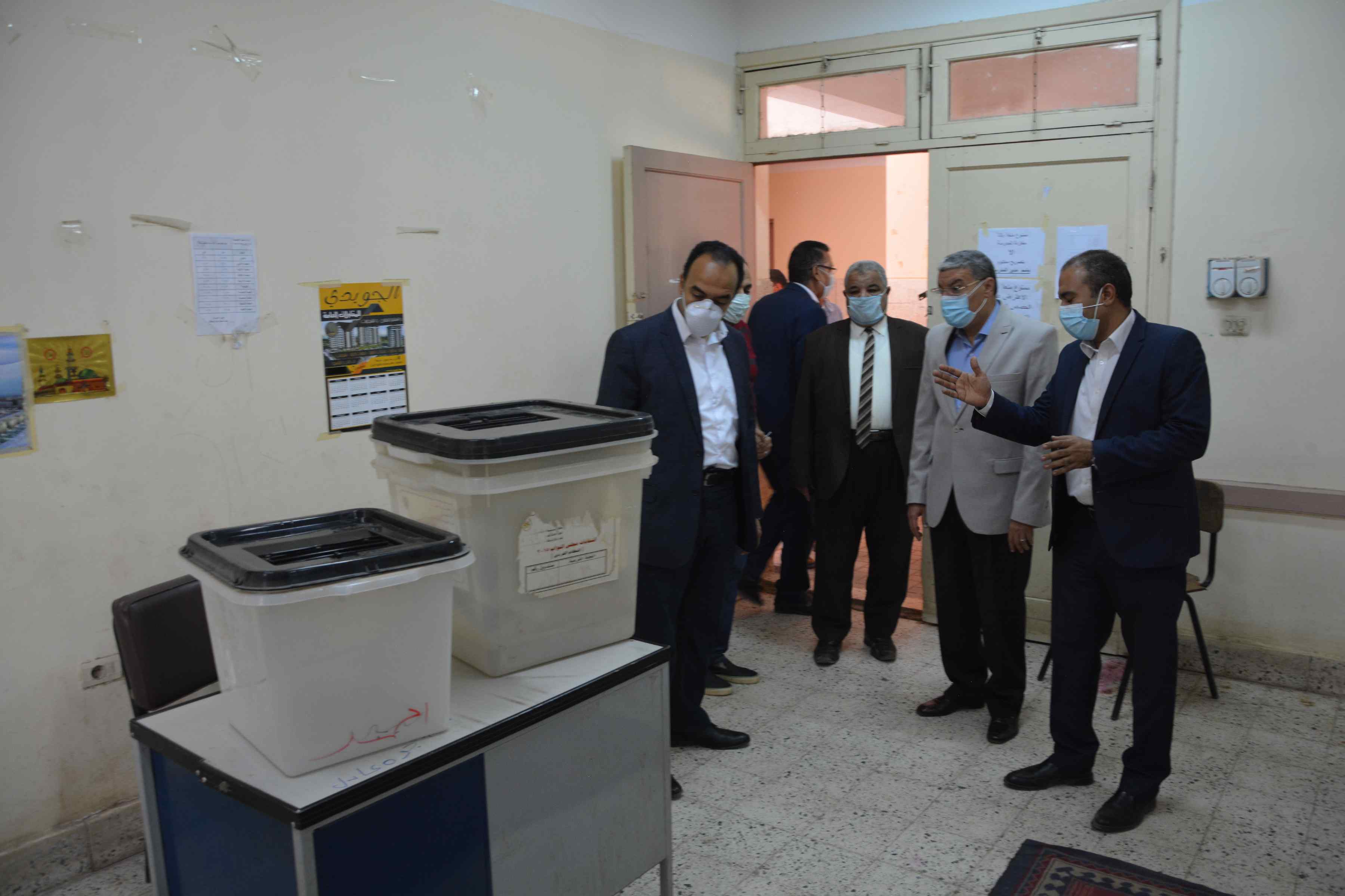 محافظ المنيا يتفقد لجان إنتخابات النواب (11)