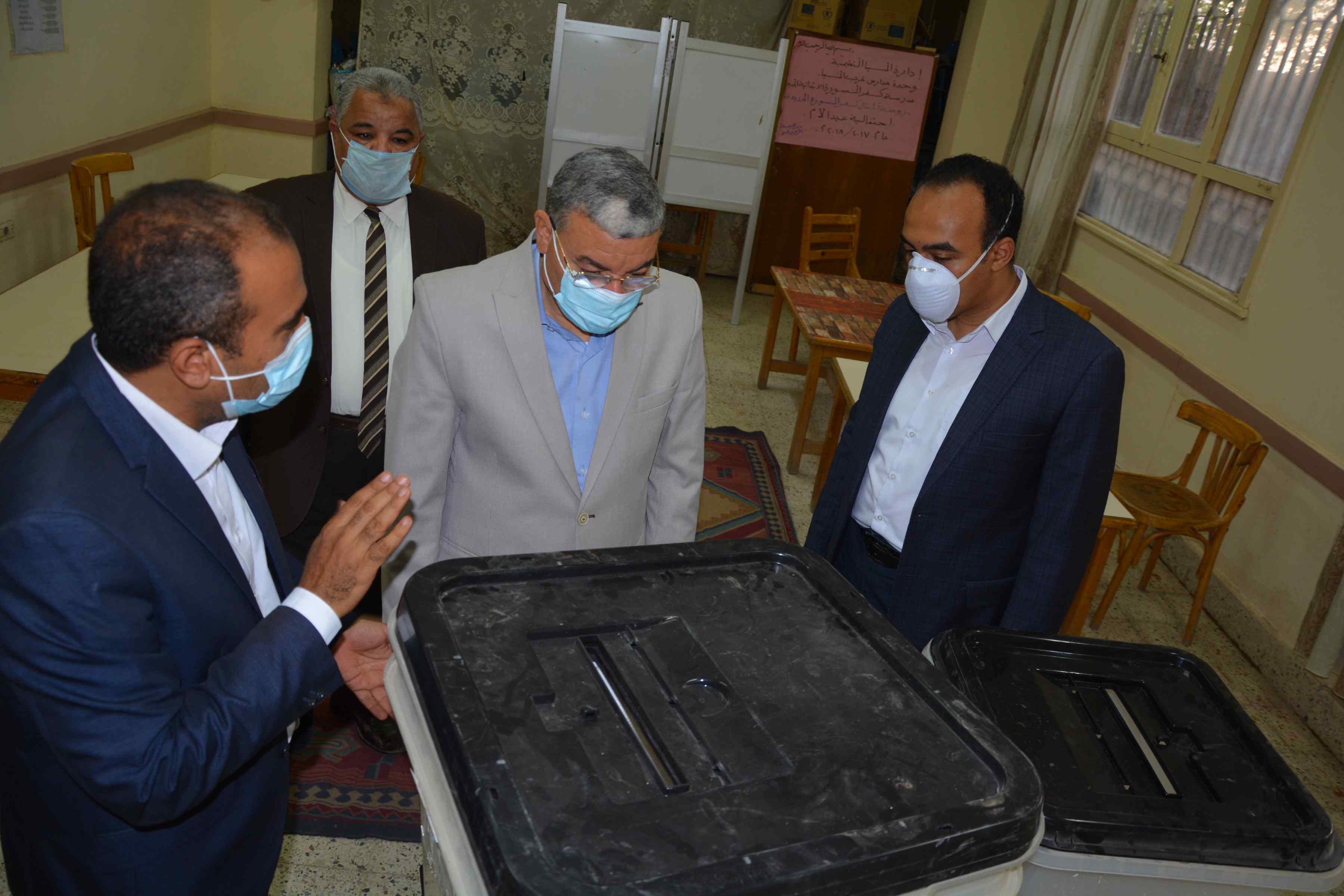 محافظ المنيا يتفقد لجان إنتخابات النواب (10)