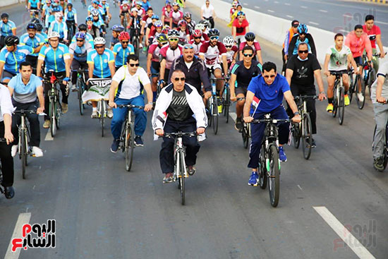 وزير الرياضة يقود ماراثون للدراجات الهوائية بالإسكندرية من محور المحمودية للبشاير (1)