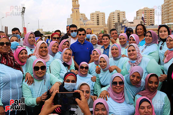 وزير الرياضة يقود ماراثون للدراجات الهوائية بالإسكندرية من محور المحمودية للبشاير (25)