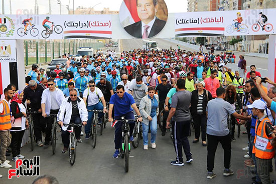 وزير الرياضة يقود ماراثون للدراجات الهوائية بالإسكندرية من محور المحمودية للبشاير (5)