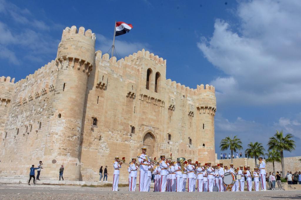 محافظ الإسكندرية يشهد حفل الفرقة الموسيقية للأسطول القومي الفرنسي بقلعة قايتباى  (1)