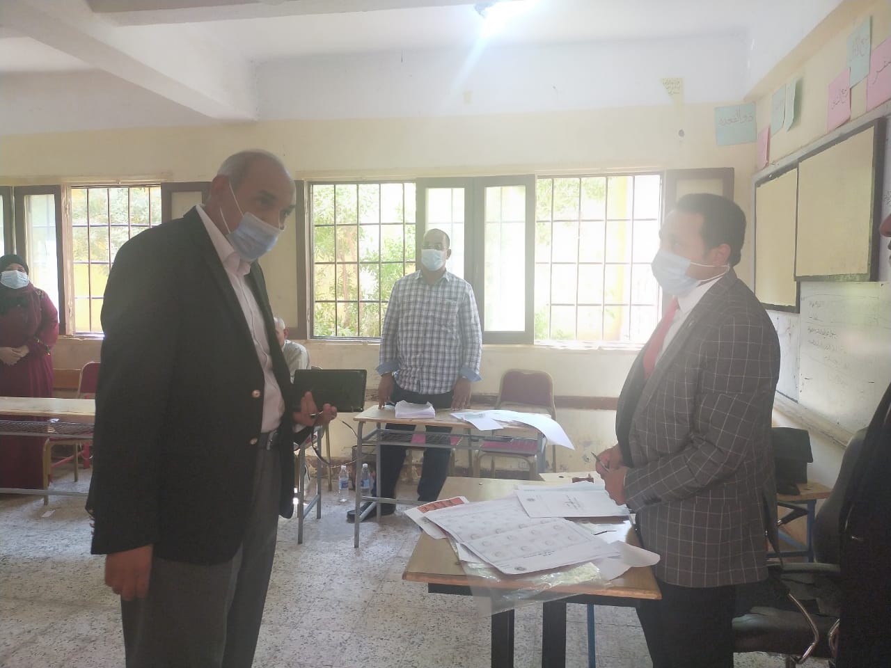 رئيس مدينة القرنة يتفقد تطبيق الإجراءات الإحترازية والتصويت  (1)